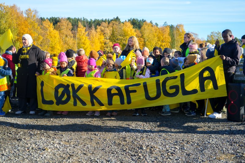 UNGE FUGLER: Nærmere 200 barn hadde møtt opp med bannere og sang.