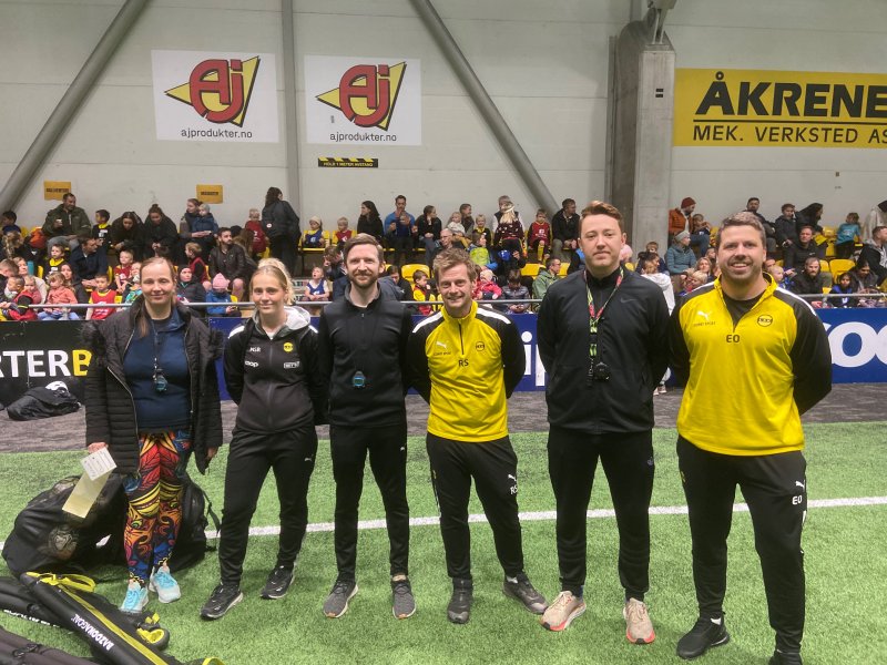 KLARE: Ferske foreldretrenere gledet seg til å lede femåringenes første fotballøkt i går. Foto: Morten Stokstad