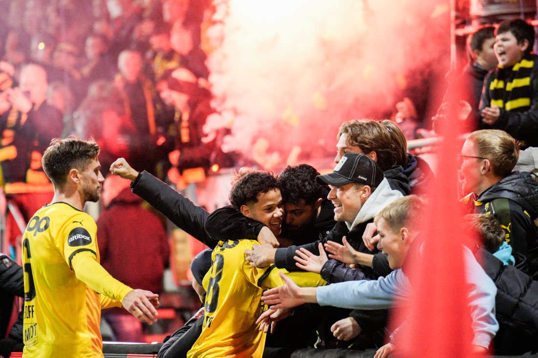 Røssing-Lelesiit jubler sammen med fansen på Åråsen. Foto: Stian Lysberg Solum / NTB