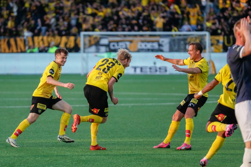 MATCHVINNER: Gjermund Åsen kunne slippe jubelen løs da han sikret seieren like før kampen gikk til straffesparkkonkurranse. Foto: Frederik Ringnes / NTB