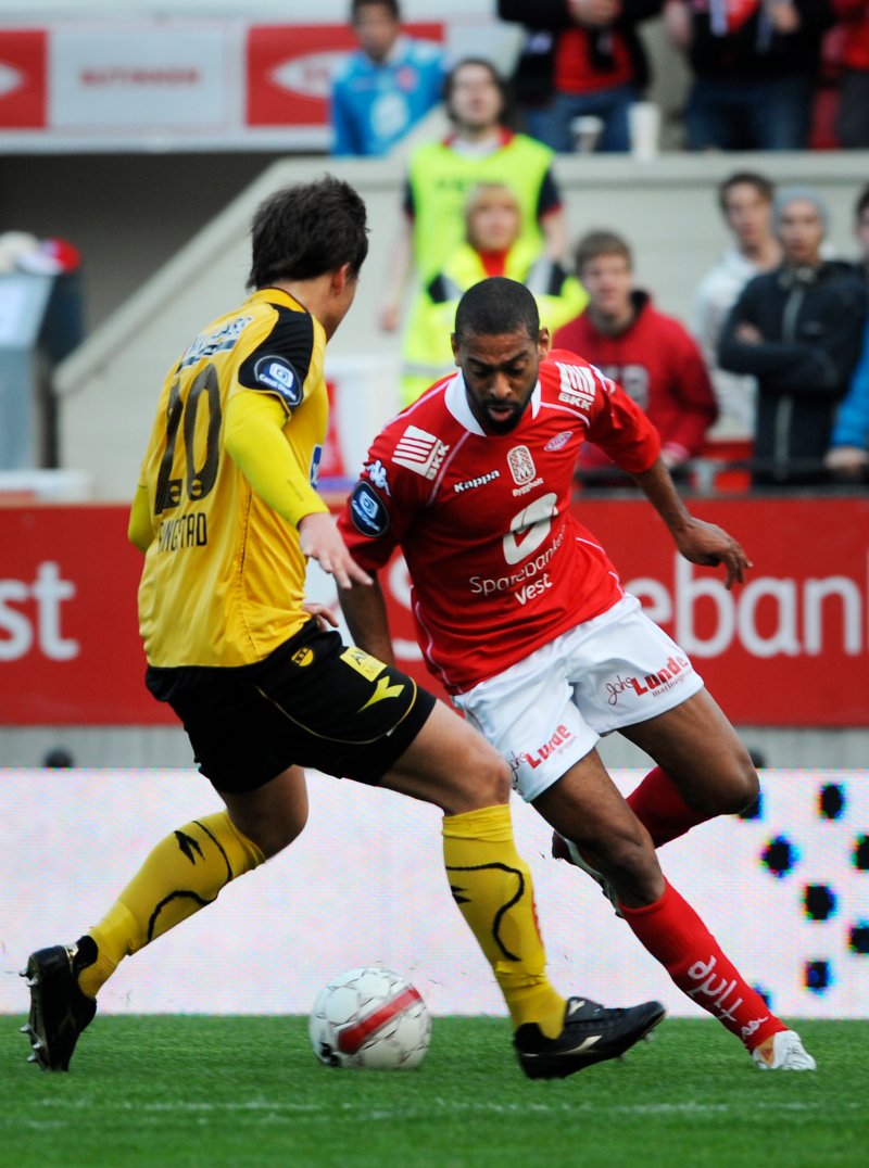 DEN GANG DA: I 2009 scoret David Nielsen for Brann mot Stian Ringstad og LSK. Foto: Marit Hommedal /SCANPIX