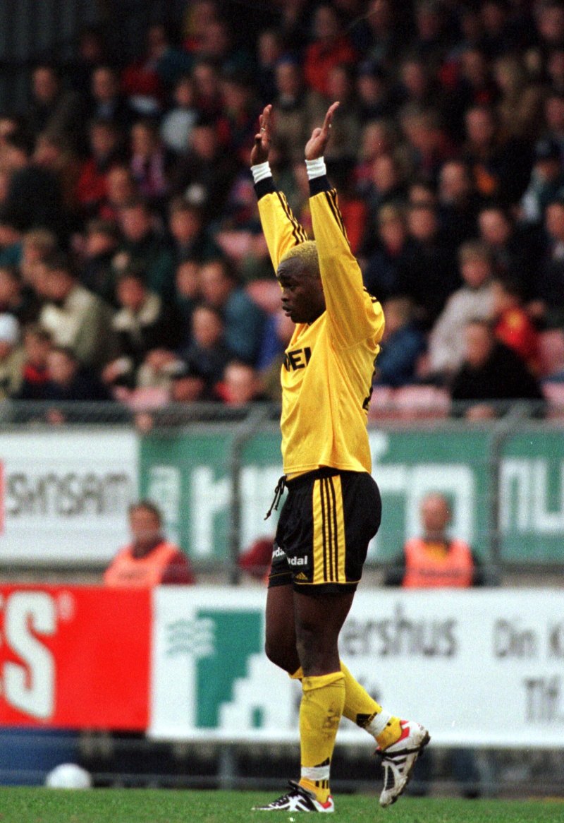 VIKTIG SEIER: Mamadou Diallo jubler etter scoring i 3-2-seieren over VIF på Åråsen i 1998. Foto: Cornelius Poppe