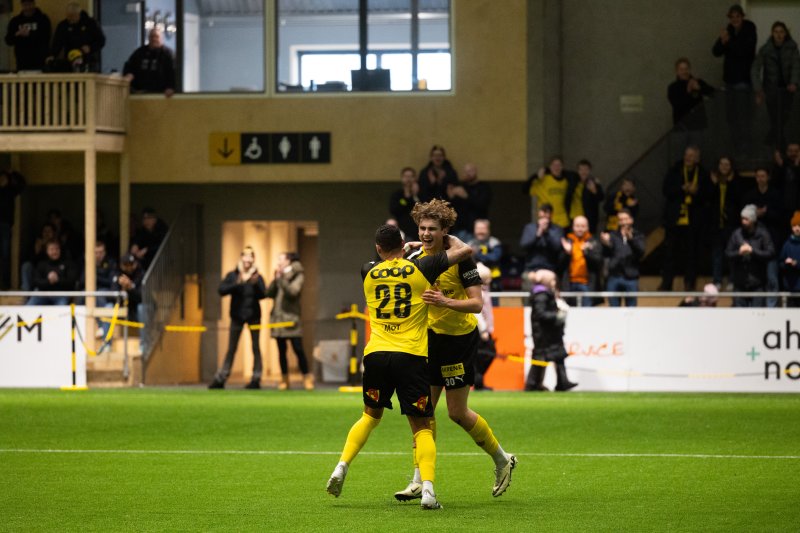 NYDELIG HEADING: Lucas Svenningsen jubler sammen med Ruben Gabrielsen etter å ha headet inn 2-0 på vakkert vis. Foto: Fredrik Tyskeberg