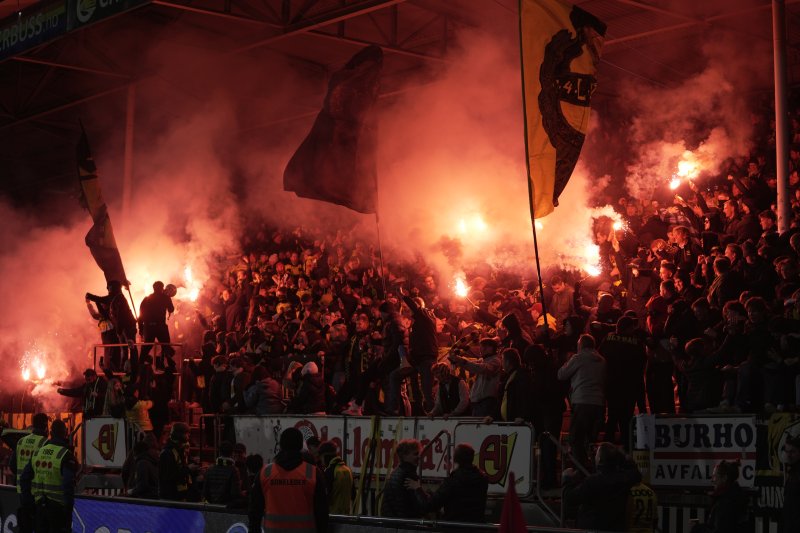 FINALEKLARE: Det tok bokstavelig talt fyr på tribunen da LSK sikret klubben 14. cupfinale i historien. Foto: Lars Thomas Nordby / NTB