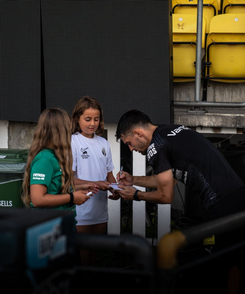 FORMSTERK: Ylldren Ibrahimaj signerer autografer til unge LSK-fans etter torsdagens trening på Åråsen. Foto: Markus Gerardo