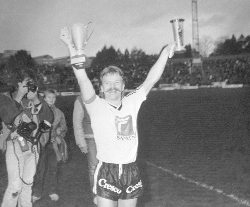 TIDENES PUBLIKUMSKAMP: RBKs Jan Hansen jubler etter seieren over LSK og seriemesterskapet som ble vunnet 12. oktober 1985. Foto: Stein Fjesme