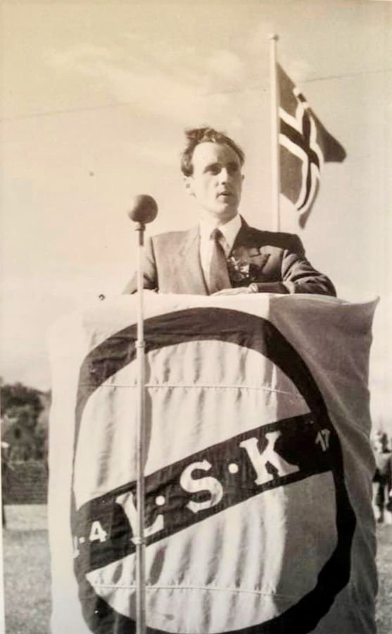 Kolbjørn Halvorsen ved åpningen av Åråsen i 1951. FOTO: Ukjent