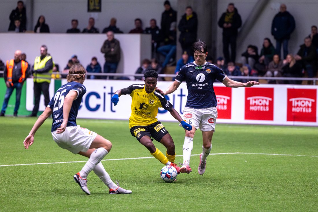 I AKSJON: Seun Akanji har fått vist seg fram i begge treningskampene. Foto: Fredrik Tyskeberg