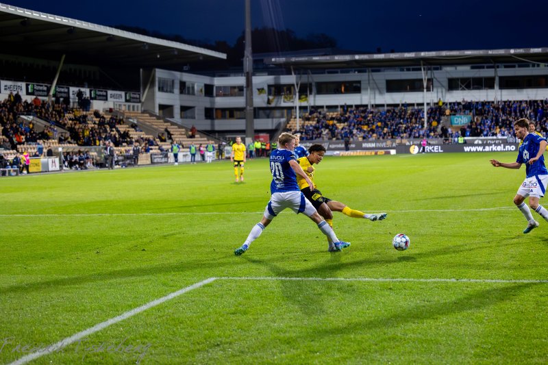 STORT ØYEBLIKK: Alexander Røssing-Lelesiit fyrer av skuddet som sørget for utligning mot Molde. Dessverre holdt det ikke til avansement. Foto: Fredrik Tyskeberg