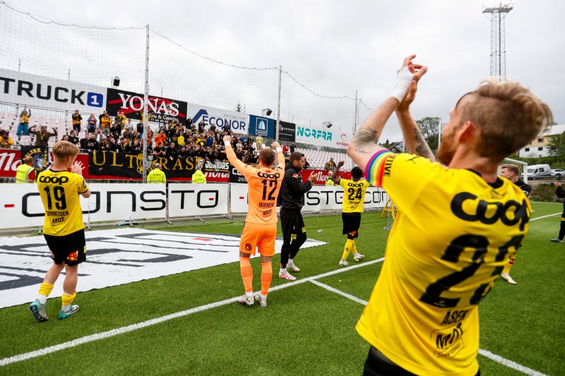 TAKKET FANSEN: LSK-spillerne satte stor pris på støtten fra de som hadde tatt turen til Tromsø. Foto: Rune Stoltz Bertinussen / NTB