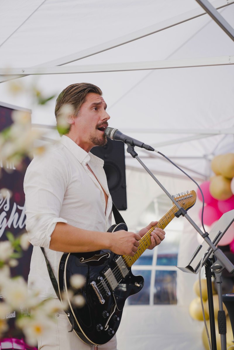 SANG: Marius Barhaugen er ikke bare sjef i AJ Produkter, han er også en god vokalist. Foto: Markus Gerardo